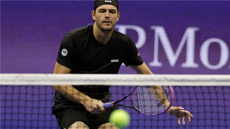 Stirnband falsch herum: Spott für Tennis-Profi Fritz Das Stirnband sitzt falsch: US-Profi Taylor Fritz bei seiner Viertelfinal-Niederlage gegen Novak Djokovic.