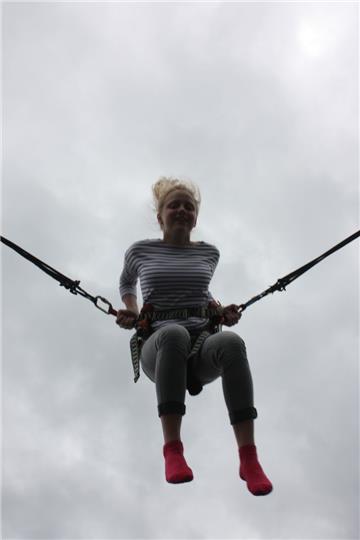 Das stören auch die Wolken nicht: Alina aus Schwanewede macht Luftsprünge auf de...