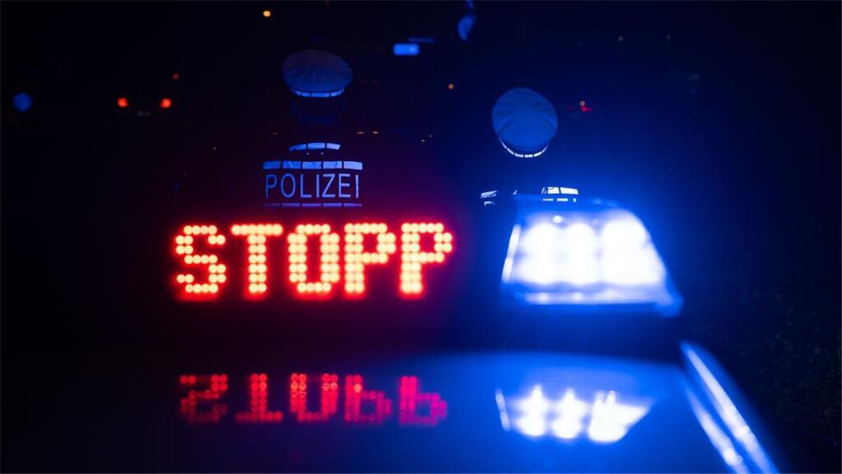 Bremerhaven: Kinder rasen auf Motorroller vor Polizei davon Das Wort «Stopp» ist auf dem Dach eines Polizeiwagens zu lesen.