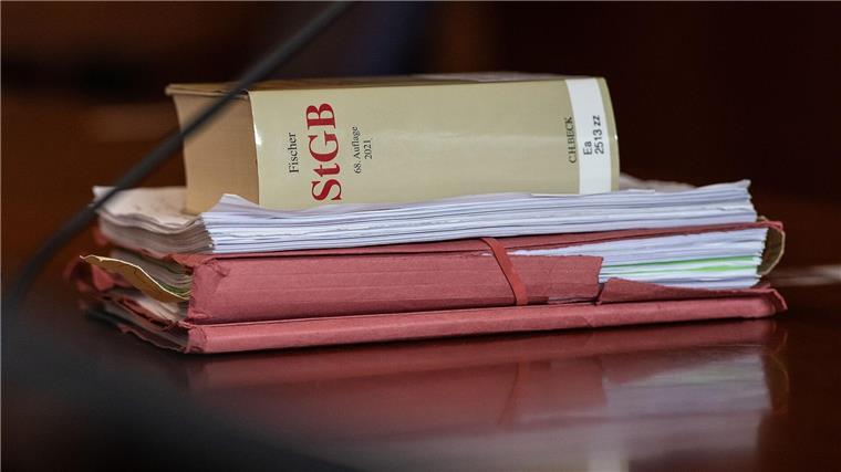 Ermittlungen gegen Ex-Conti-Manager nur noch wegen Untreue Das Strafgesetzbuch und Akten liegen in einem Gericht auf dem Tisch.