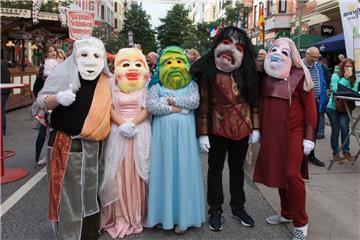 Das Straßenfest in der &quot;Alten Bürger&quot;: Maskenparade