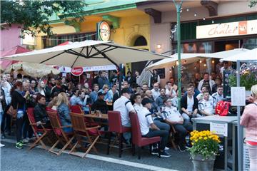 Das Straßenfest in der &quot;Alten Bürger&quot;: Während des Fussballspiels stan...