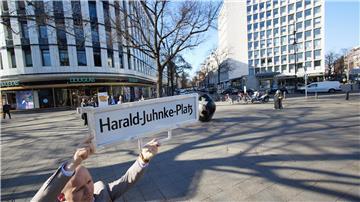 Das Straßenschild gibt es schon - am Kurfürstendamm soll ein Platz bald an Harald Juhnke erinnern. 