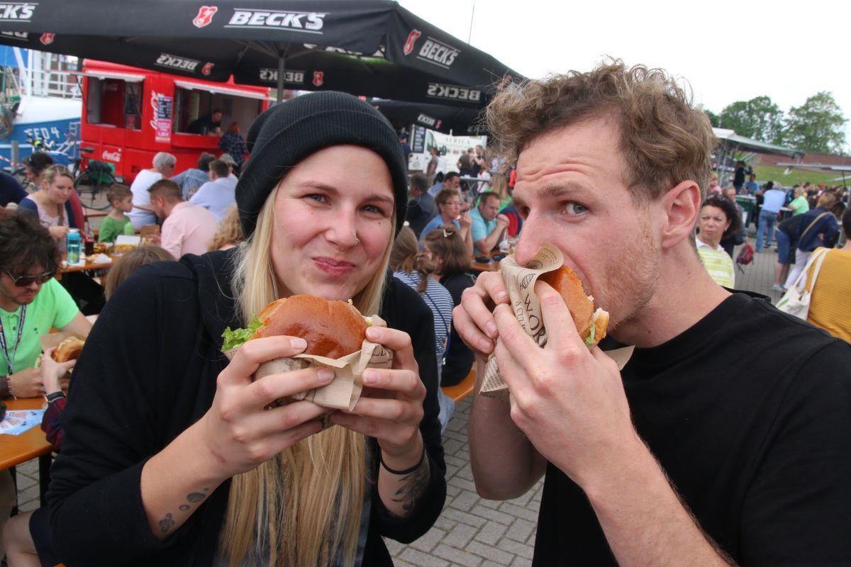 Street-Food-Festival in Butjadingen legt gleich gut los Das Street-Food-Festival in Butjadingen hat begonnen. Laura-Jane und Marius Wendland lassen sich einen Halloumi-Burger schmecken.