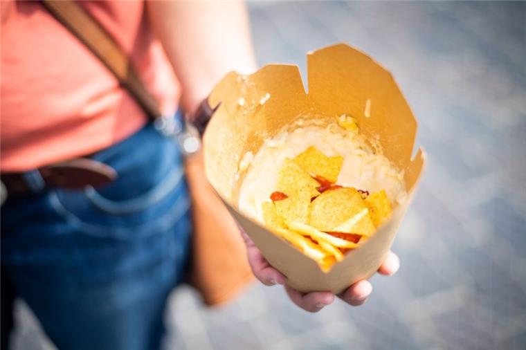 Das Streetfood-Festival, aber auch viele der Imbissbuden rund um den Neuen und Alten Hafen haben plastikfreies Geschirr. 