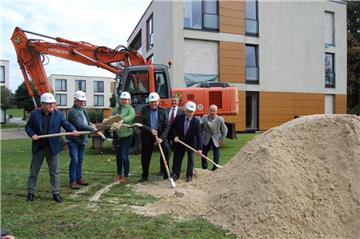 Das Studentenwohnheim in Elsfleth wird erweitert. Am Donnerstag erfolgte der erste Spatenstich für den Neubau.
