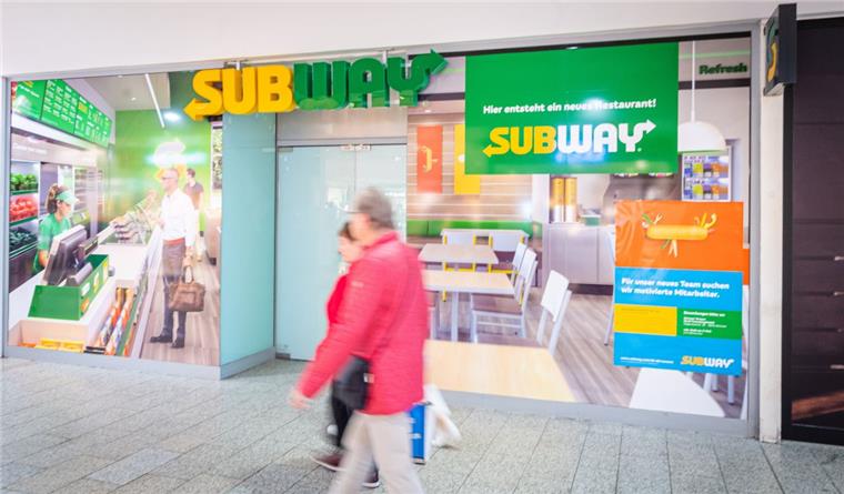 Das Schild hängt schon: Öffnet bald der Subway in Bremerhaven? Das Subway-Schild hängt schon an der Filiale im Columbus-Center Bremerhaven.