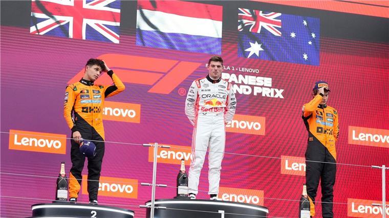 Verstappen „absolut herausragend“ - McLaren zu vorsichtig? Das Suzuka-Podium: In der Mitte glänzt Max Verstappen.