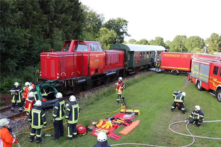Überraschende Übung in Drangstedt: Museumsbahn rammt Auto Das Szenario der Übung in Drangstedt ist erschreckend: Ein Auto wird von der Museumsbahn erfasst und hundert Meter mitgeschliffen.