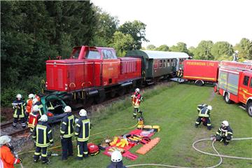 Das Szenario der Übung in Drangstedt ist erschreckend: Ein Auto wird von der Museumsbahn erfasst und hundert Meter mitgeschliffen.