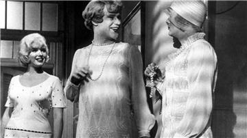 Das Szenenbild aus dem Hollywood-Klassiker „Manche mögen’s heiß“ (1959) zeigt Jack Lemmon (Mitte) und Tony Curtis (rechts) als Musikerinnen mit ihrer Kollegin Marilyn Monroe. (Archivfoto)
