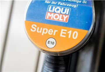 An einer Tankstelle steht eine Zapfsäule mit der Aufschrift „Super E10“