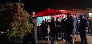 Das Tannenbaumwerfen findet in der Dämmerung vor dem Burhaver Feuerwehrhaus statt. 