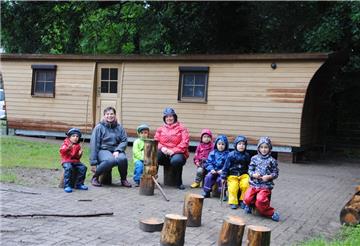 Das Tannhäuschen bietet den Kindern und Erzieherinnen Schutz auf dem Klostergut Burgsittensen, wenn richtig schlechtes Wetter ist.
