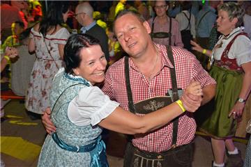 Das Tanzbein wurde des Öfteren geschwungen. Foto: Zschiesche