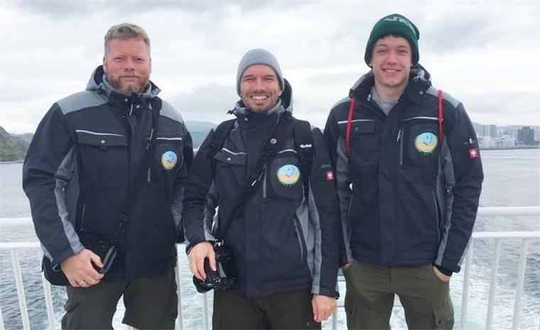 Das Team „Baltic-Roadrunner“ hat auf seiner Reise um die Ostsee schon viel erlebt. Das Bild zeigt Jens Reinders (links) mit seinem Schwager Wolfgang Bürger (Mitte) und dessen Sohn Simon Bürger bei der Überfahrt vom norwegischen Festland zu den Lofoten.  