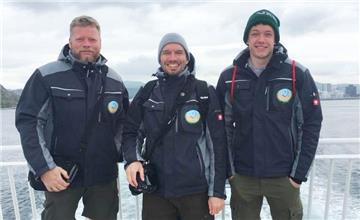 Das Team „Baltic-Roadrunner“ hat auf seiner Reise um die Ostsee schon viel erlebt. Das Bild zeigt Jens Reinders (links) mit seinem Schwager Wolfgang Bürger (Mitte) und dessen Sohn Simon Bürger bei der Überfahrt vom norwegischen Festland zu den Lofoten.  