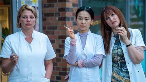 Das Team der „Beauty Oase Marzahn“ aus der ARD-Serie „Marzahn Mon Amour“ mit Chefin Jenny (Yvonne Yung Hee Bormann, Mitte) sowie den Angestellten Kathi (Jördis Triebel) und Lulu (Deborah Kaufmann).