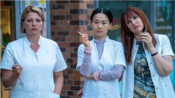 Das Team der „Beauty Oase Marzahn“ aus der ARD-Serie „Marzahn Mon Amour“ mit Chefin Jenny (Yvonne Yung Hee Bormann, Mitte) sowie den Angestellten Kathi (Jördis Triebel) und Lulu (Deborah Kaufmann).