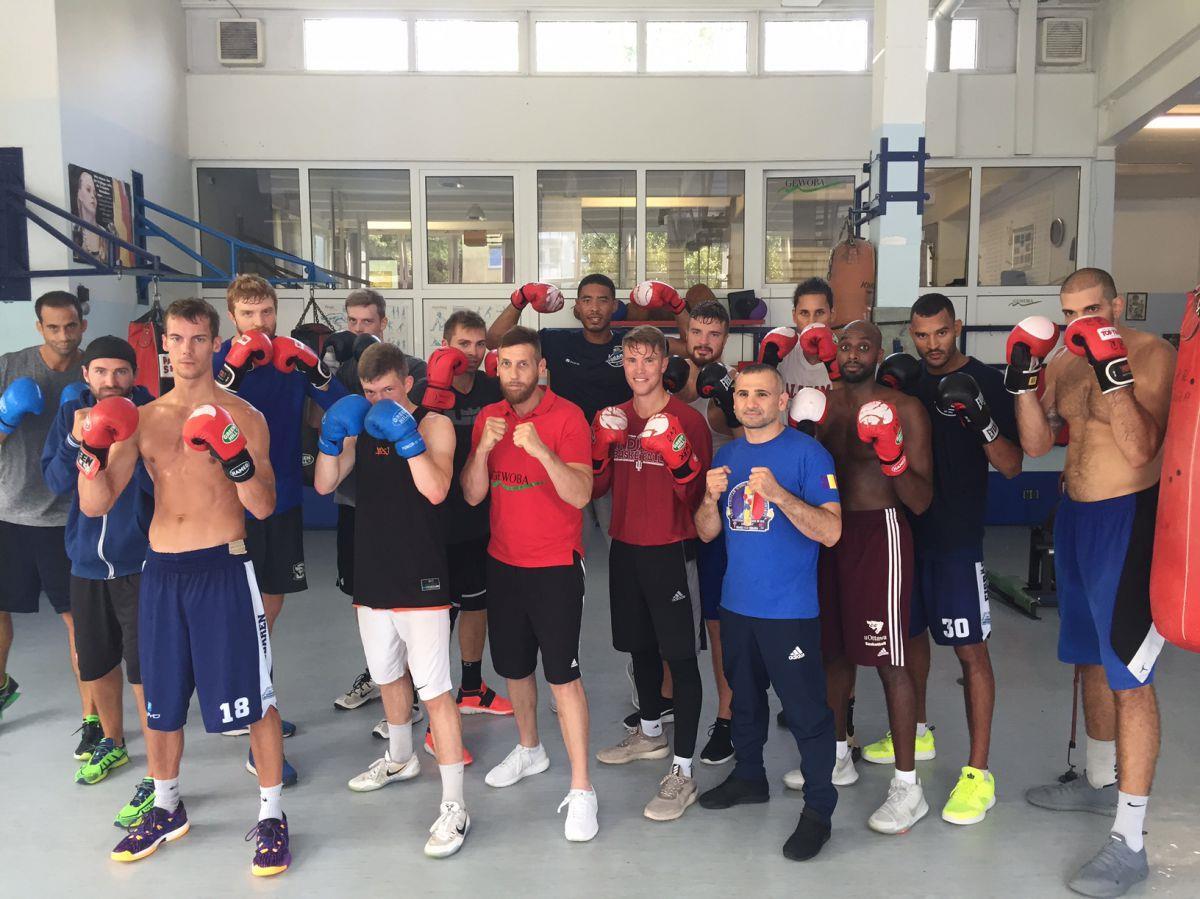 Boxen statt Basketball: Eisbären Bremerhaven trainieren beim Weser Boxring Das Team der Eisbären Bremerhaven kommt beim Weser Boxring ordentlich ins Schwitzen.