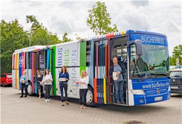 Das Team der Fahrbücherei – (von links) Sandra Krämer, Nadeshda Jung, Saskia Münchmeyer, Katrin Toetzke, Eugenia Starkova und Karsten Hegel – liefert während des Lockdowns an Abholstellen.