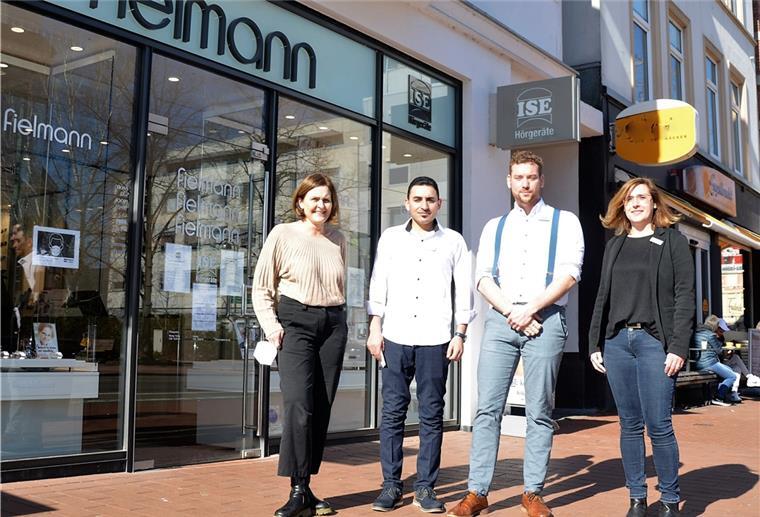 Team Hörgeräte Ise in der Hafenstraße vor der Filiale