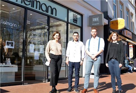 Team Hörgeräte Ise in der Hafenstraße vor der Filiale