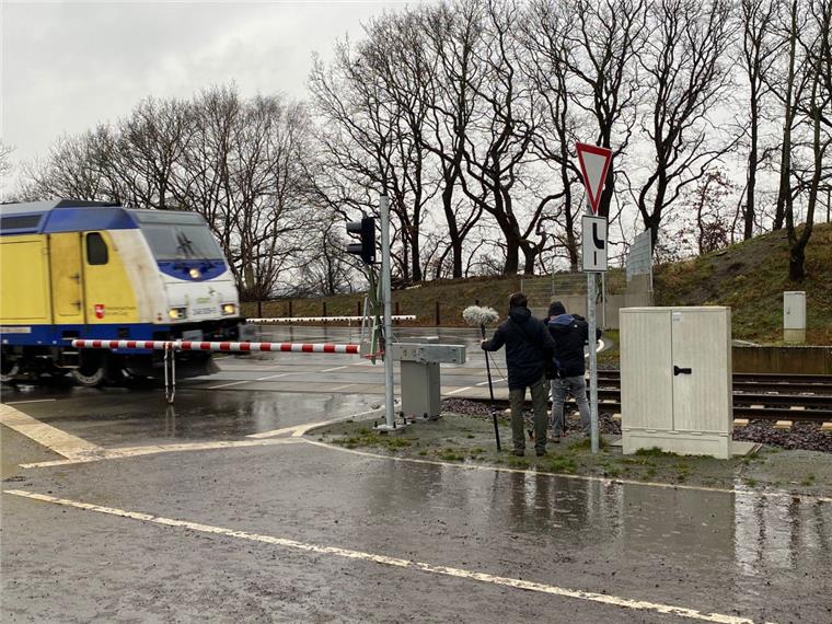 Wingst: Dieser Bahnübergang ist ein Fall für "Extra 3" Das Team der Sendung "Extra 3" hat am Bahnübergang in der Wingst gefilmt.
