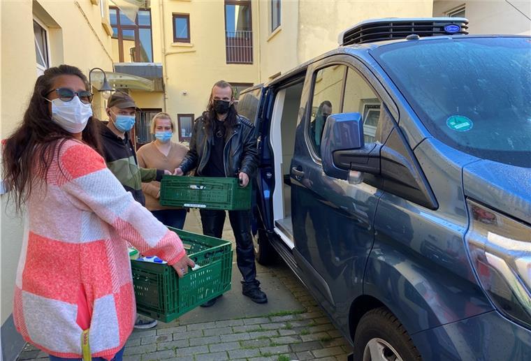 Das Team der Tafel Nordenham belädt den neuen Kühltransporter mit frischen Lebensmitteln für Bedürftige.