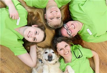 Das Team der Tierarztpraxis Bexhövede mit Hund.