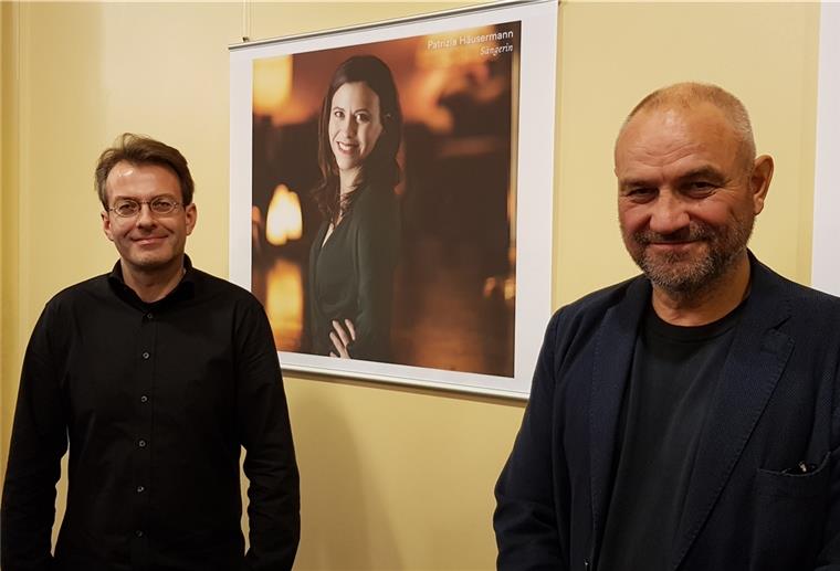 Carmen hat als Kammeroper Premiere Das Team der "Tragédie de Carmen" – Generalmusikdirektor Marc Niemann (links) und Regisseur Matthias Oldag – steht vor dem Porträt von Patrizia Häusermann, die die Carmen singt.