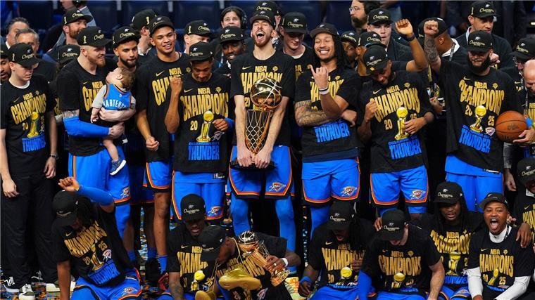 Das Team des deutschen Basketballers Isaiah Hartenstein feiert den Meistertitel.