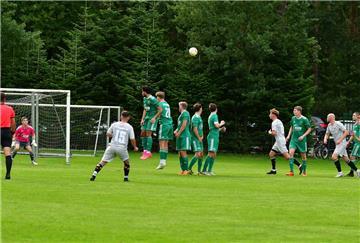 Heeslinger SC II, um Torwart Hannes Butt