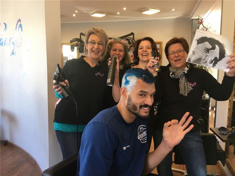 "Haar2O" zaubert eine Gecko-Frisur Das Team des Salons "Haar2O" in Spaden hat David Brembly die Haare schön gemacht.