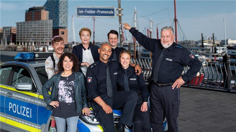 Das Team vom „Großstadtrevier“: (v.l.n.r.): 1. Reihe: Harry Möller (Maria Ketikidou), Lukas Petersen (Patrick Abozen, r.), Bente Hinrichs (Sinha Melina Gierke, l.) und Helmut Husmann (Torsten Münchow, stehend). 2. Reihe: Nils Sanchez (Enrique Fiß), Frau Küppers (Saskia Fischer) und Daniel Schirmer (Sven Fricke).