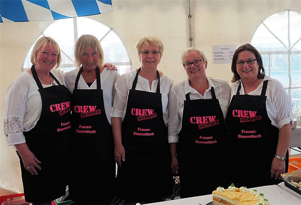 Das Team vom Holßeler Frauenstammtisch verwöhnte die Gäste mit Kaffee und Kuchen...