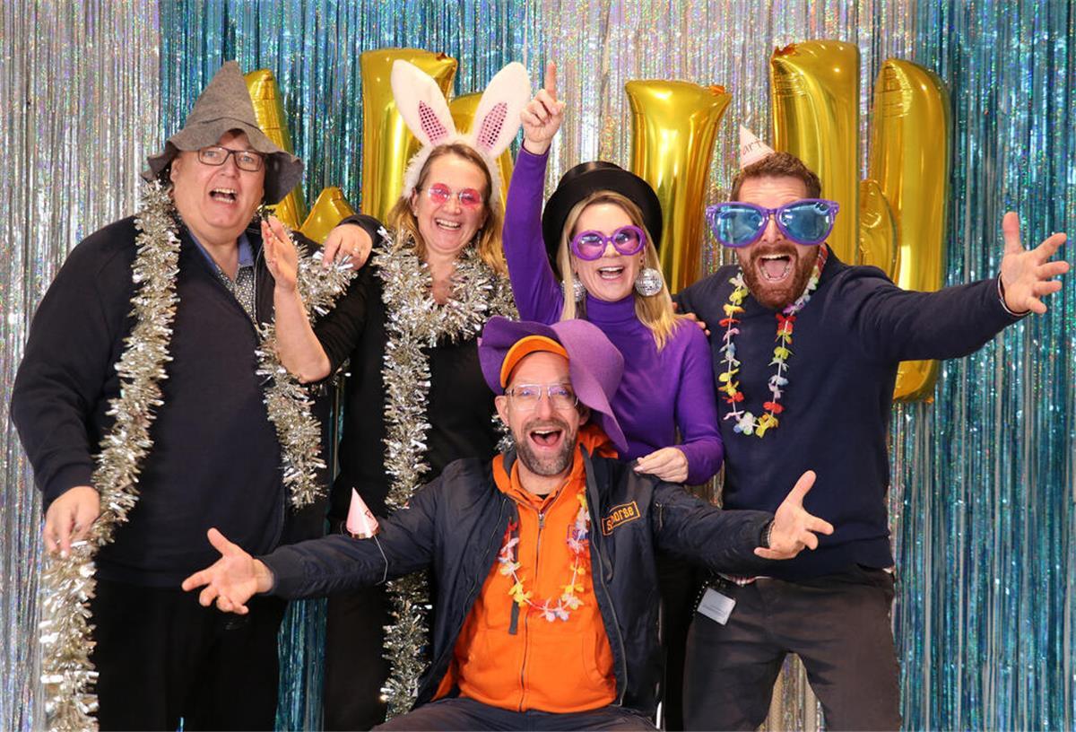 58 Stunden Musik nonstop: Hörer bestimmen das Programm bei NDR 1 Niedersachsen Das Team vom "Wilden Wunsch-Wochenende": (v. l.) Michael Thürnau, Susanne Neuß, Martin Jürgensmann alias Schorse, Kaya Laß, Andreas Kuhlage.