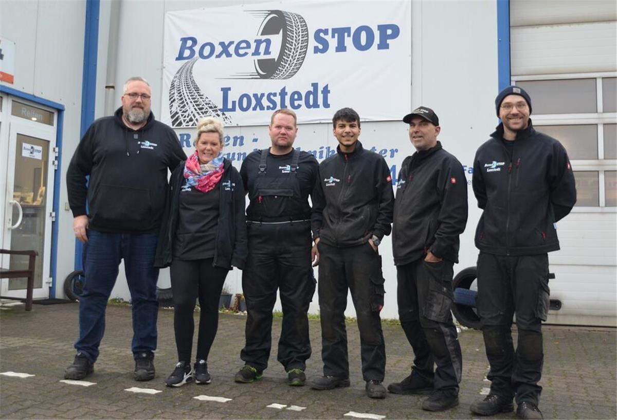 Boxen STOP Loxstedt - 25 Jahre „Dein Reifen-Service in Loxstedt“ Das Team von Boxen STOP Loxstedt: Martin Falk, Anna Falk, Kristian Richter, Mohamad Al Hussein, Roman Geisel und Tom Wilms (es fehlt Sven Bohling).