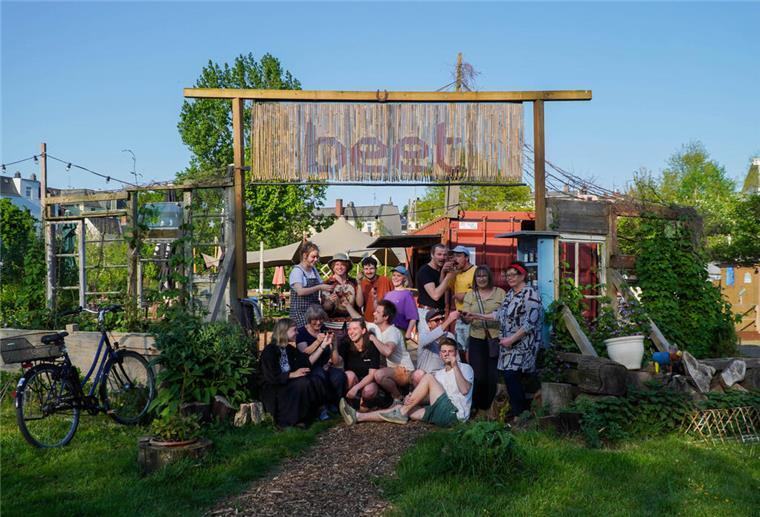 Junge Menschen vor Gartencafé
