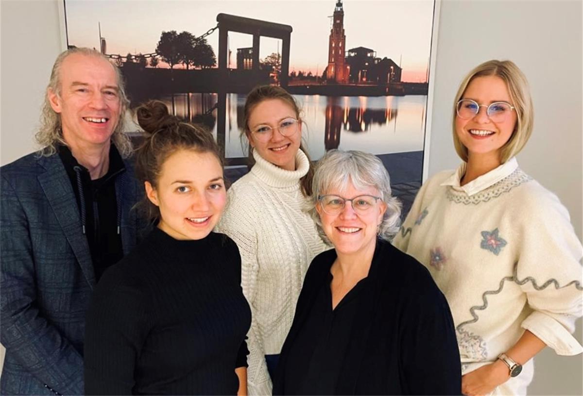Das Team von der Gruppe Famos heißt psychisch belastete Eltern und ihre Kinder willkommen (von links): Marco Vollers, Kira Vollmer, Claudia Wasmuth (Kinder- und Jugendpsychologin in der Archeklinik), Nancy Föhl und Consuela Beutler.