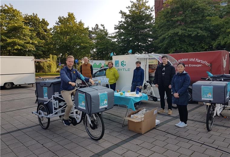 Das Team von „Lehe liefert“ stellte das Projekt am Sonnabend auf dem Leher Wochenmarkt vor (von links): Lars Wöltjen, Felix Liebig, Richard Schulte, Uta Kühne, Mattes Leibenath und Thanh Ha Mai.