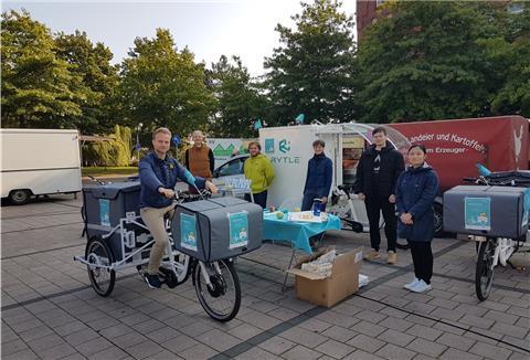 Das Team von „Lehe liefert“ stellte das Projekt am Sonnabend auf dem Leher Wochenmarkt vor (von links): Lars Wöltjen, Felix Liebig, Richard Schulte, Uta Kühne, Mattes Leibenath und Thanh Ha Mai.
