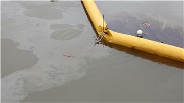 Das Technische Hilfswerk richtete eine 100 Meter lange Ölsperre ein. (Archivfoto)