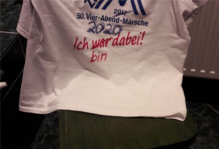 Keine Lücke in der Medaillensammlung Das Teilnehmer-Shirt vom vergangenen Jahr wurde kurzerhand „umfrisiert“.