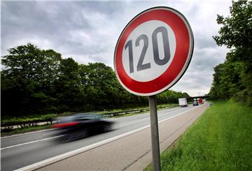 Das Tempolimit auf der A27 hat einen Grund: kaputte Betonplatten. Autofahrer dürfen deshalb nur 120 fahren.