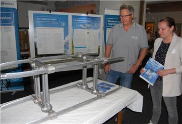 Das Tennet-Projektteam stand Bürgerinnen und Bürgern für persönliche Fragen zur Verfügung. Hier erläutert Bürgerreferentin Anja Heine einem Interessierten die Vierer-Bündel, mit denen die neuen Leitungen versehen werden.