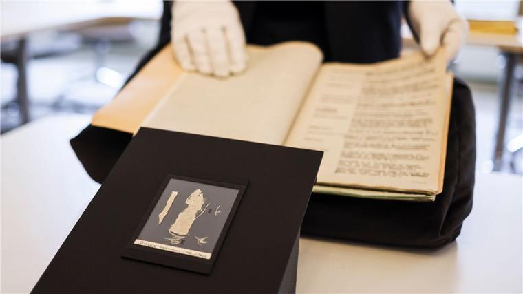 Fragment vom Teppich von Bayeux in Schleswig präsentiert Das Teppichstück soll an Frankreich zurückgegeben werden.