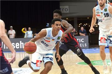 Das Testspiel gegen Lüttich war der erste Auftritt der neuen Eisbären-Mannschaft in der Stadthalle. Heute bestreiten Anthony Canty (am Ball) und Co. das erste Heimspiel in der ProA. 