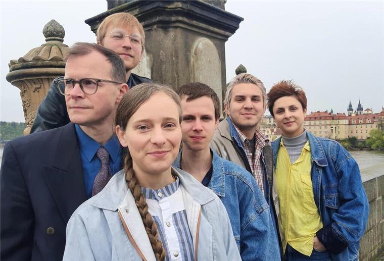 „Über den Zaun“: Letztes Kleinod gibt Zusatzvorstellung in Geestenseth Das Theaterensemble in Prag