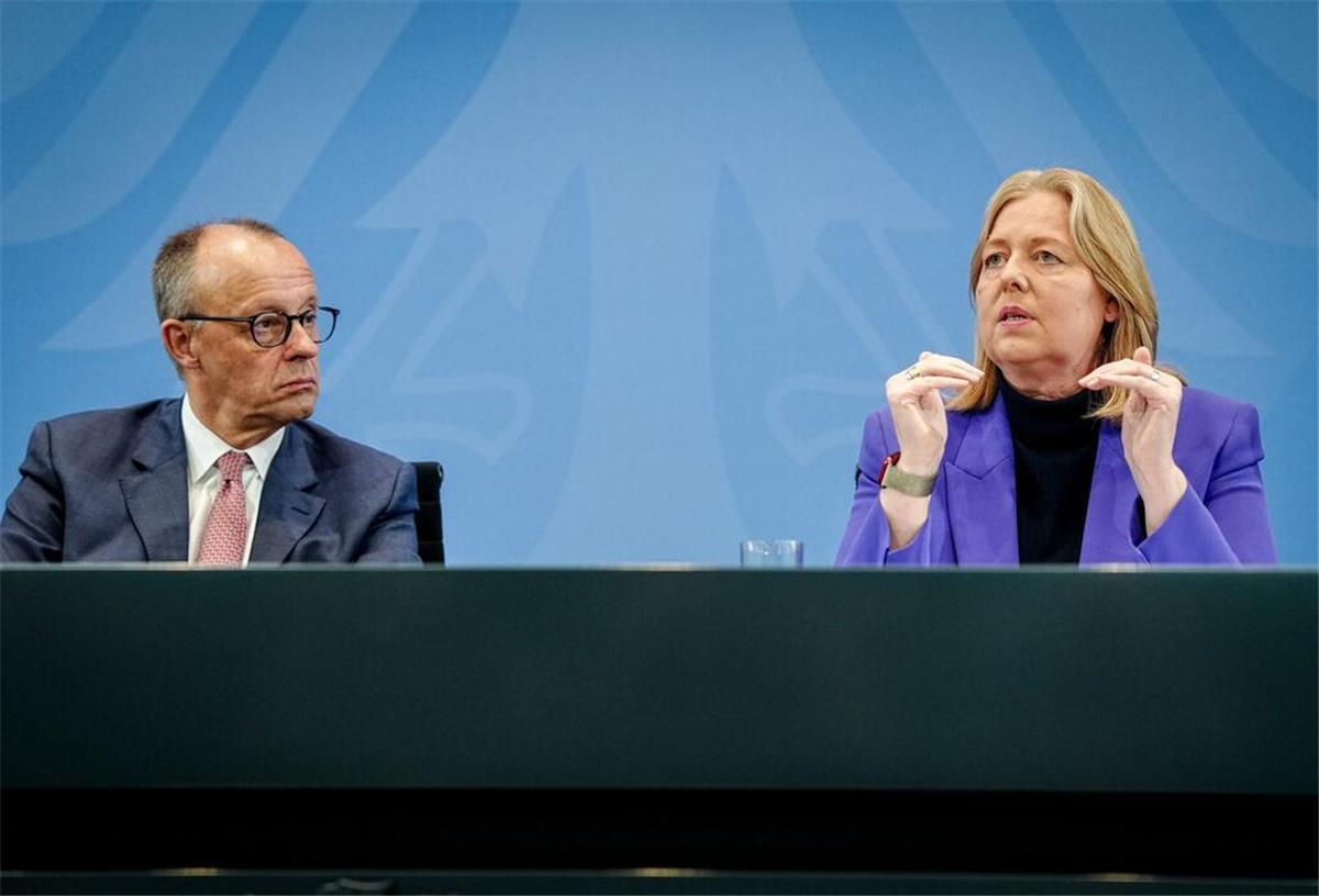 Bürgergeld abgeschafft? SPD-Ministerin widerspricht klar Bundeskanzler Friedrich Merz (CDU) und Bärbel Bas (SPD), Bundesministerin für Arbeit und Soziales und SPD-Parteivorsitzende, geben eine Pressekonferenz nach dem Koalitionsausschuss im Bundeskanzleramt.